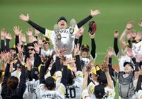 日本シリーズを制し、ナインの手で胴上げされて宙を舞う小久保監督（撮影・立川洋一郎）