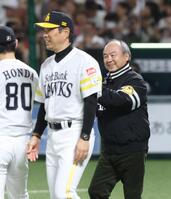 日本シリーズに優勝し、小久保監督（左）とともにマウンドへ向かう孫正義オーナー
