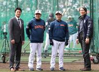２月の侍ジャパン合宿中にグラウンドで談笑した（左から）高橋由伸氏、村田善則バッテリーコーチ、井端弘和監督、松井秀喜氏（撮影・伊藤笙子）