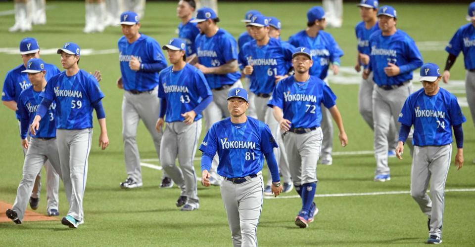 　ファンにあいさつに向かう相川監督（中央）ら（撮影・飯室逸平）