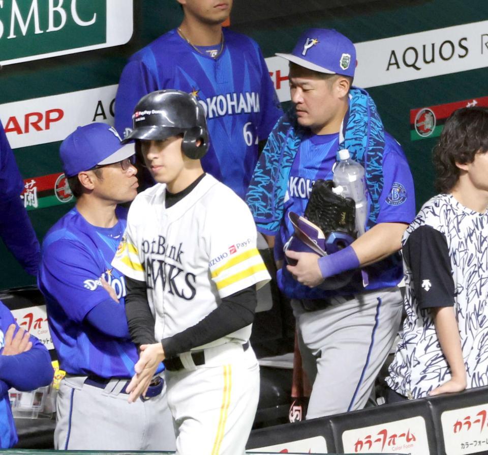 　日本一を逃し、引き揚げる筒香。左は相川監督（撮影・山口登）