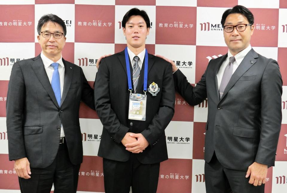 日本ハムにドラフト４位指名された明星大・加藤（中央）は、大渕スカウト部長（左）、伊藤スカウトの指名あいさつを受ける
