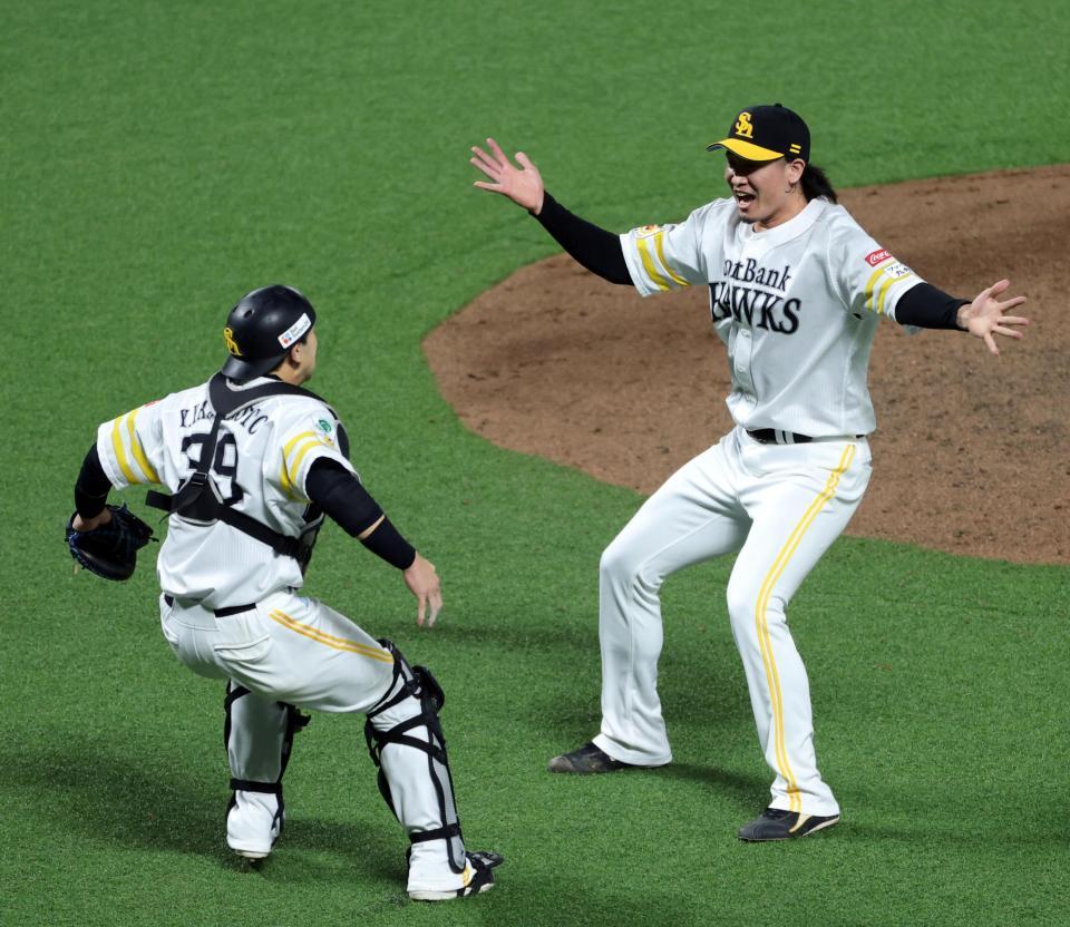 日本一を決め、喜ぶ杉山（右）と山本祐（撮影・山口登）