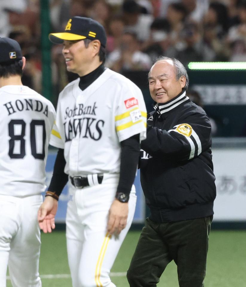 日本シリーズに優勝し、小久保監督（左）とともにマウンドへ向かう孫正義オーナー