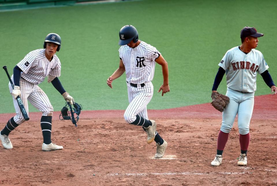 準決勝近大高専戦、生還する常葉大菊川・大石（中）＝２７日