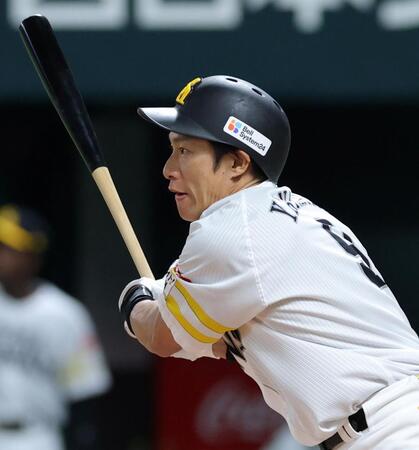 ４回、中前へ勝ち越し適時打を放つ柳田（１０月２８日）