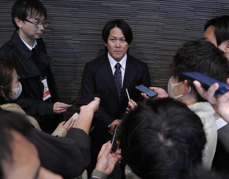 報道陣に囲まれ、取材に応じる甲斐（撮影・西岡正）