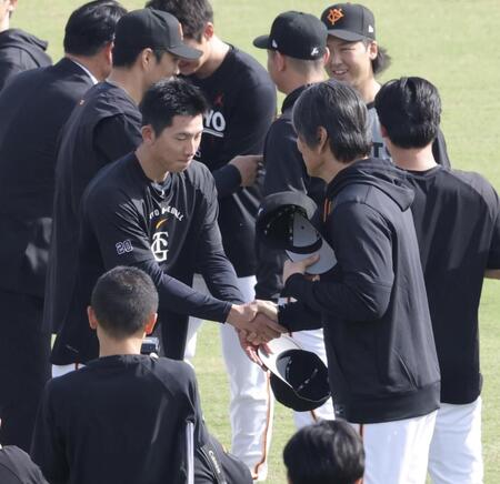 戸郷（左）と握手する松井監督（撮影・西岡正）