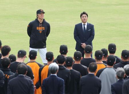 松井監督の前であいさつする高橋ヘッドコーチ（撮影・金田祐二）