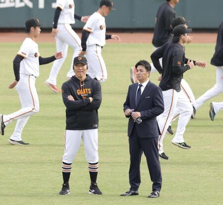 高橋ヘッドコーチ（右）と話す松井監督（撮影・西岡正）