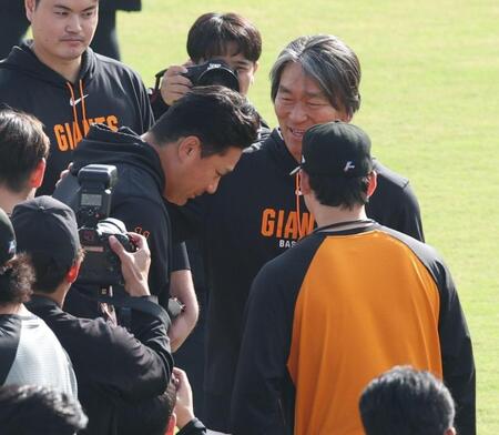 田中将に声を掛ける松井監督（撮影・金田祐二）