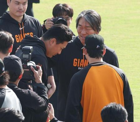 田中将に声を掛ける松井監督（撮影・金田祐二）