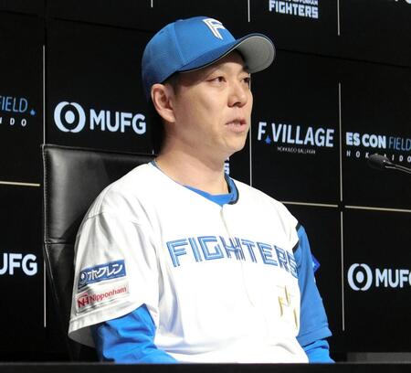 会見で決意を述べる宮西投手兼任コーチ