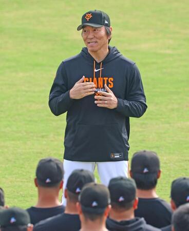 選手らにあいさつする松井監督