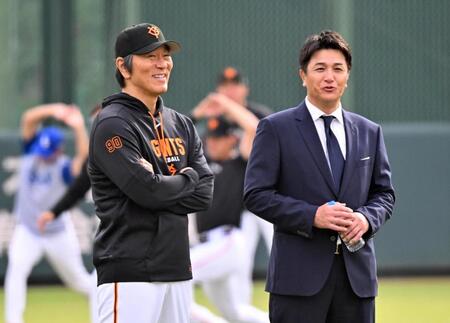 笑顔で練習を見る松井監督（左）と高橋ヘッドコーチ