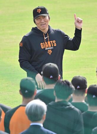 選手やスタッフらに話す松井監督