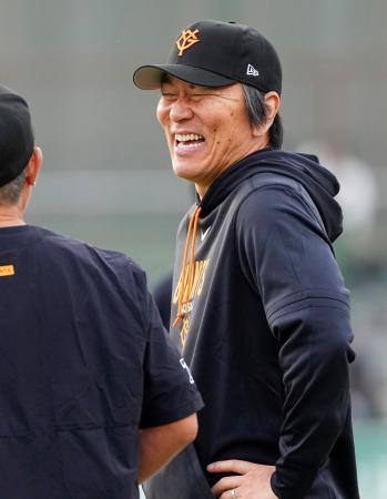 　秋季キャンプで本格始動し笑顔を見せるプロ野球巨人の松井秀喜新監督＝３０日、ジャイアンツ球場