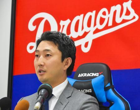 　契約を更改し、記者会見する中日・藤嶋＝３０日、ナゴヤ球場