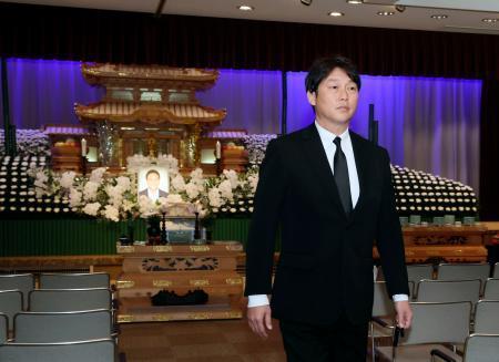 　池谷公二郎さんの通夜に参列した広島の新井貴浩監督＝３０日夜、広島市