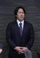会見する甲斐（撮影・西岡正）
