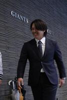 会見を終え、引き上げる甲斐（撮影・西岡正）