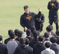 秋季キャンプ始めにナインに話す松井監督（撮影・西岡正）