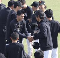戸郷（左）と握手する松井監督（撮影・西岡正）