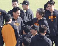 田中将（左）と話す松井監督（撮影・西岡正）