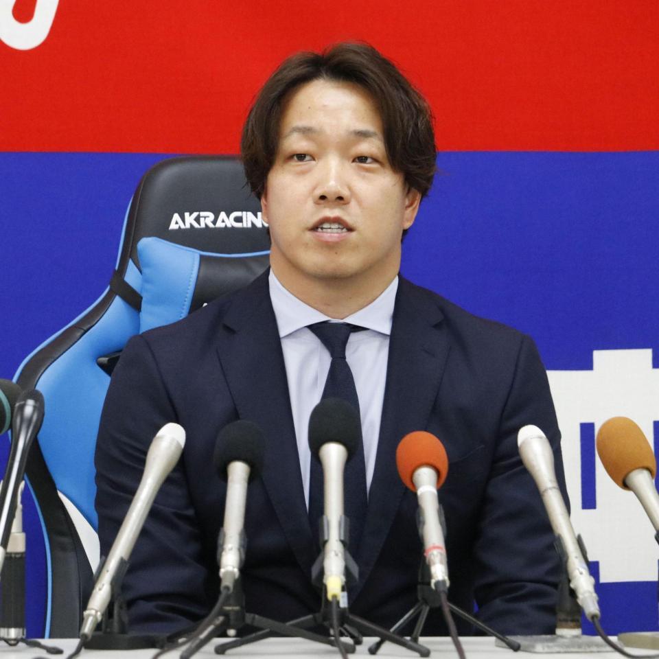 　契約を更改し、記者会見する中日・柳＝29日、ナゴヤ球場