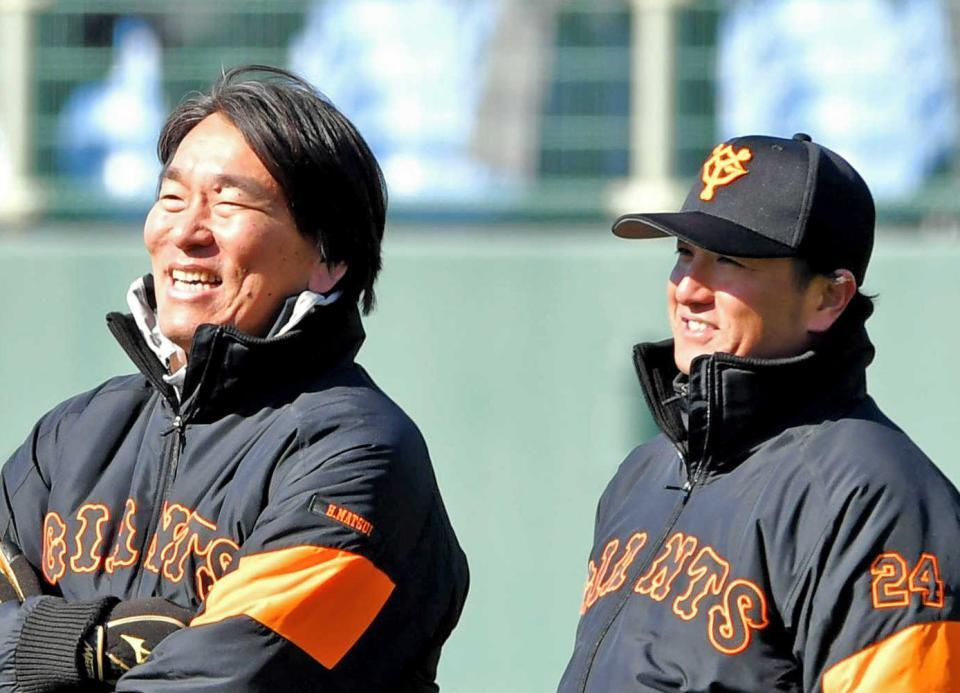 巨人・松井秀喜監督（左）と高橋由伸ヘッドコーチ