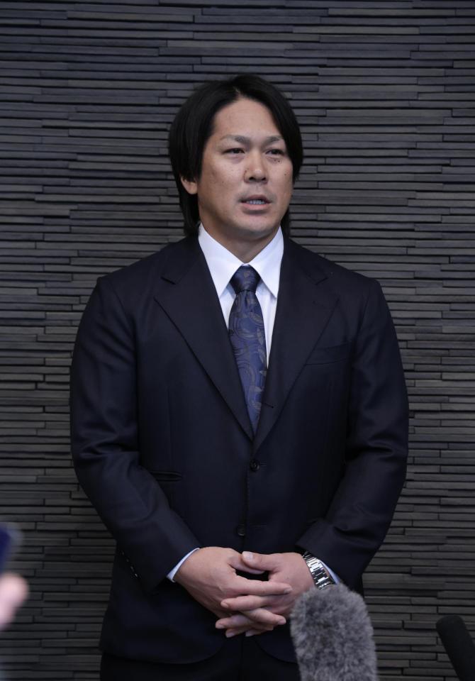 会見する甲斐（撮影・西岡正）