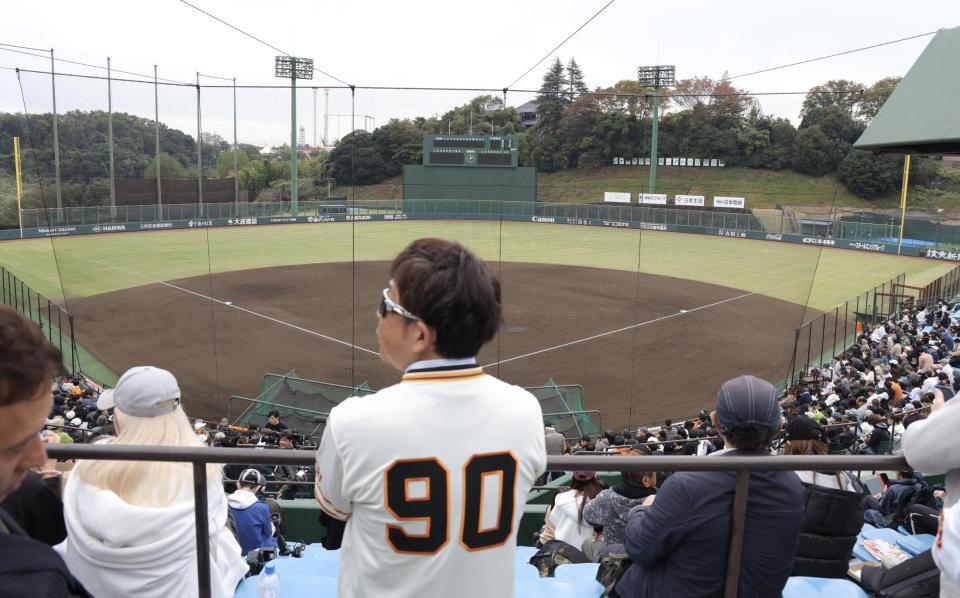 松井秀喜監督の登壇を待つ巨人ファン