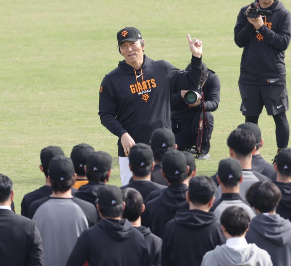 秋季キャンプ始めにナインに話す松井監督（撮影・西岡正）