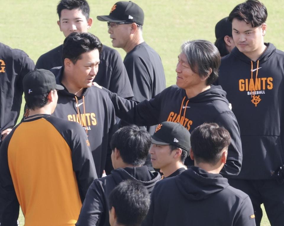 田中将（左）と話す松井監督（撮影・西岡正）
