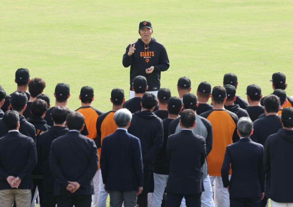 訓示する松井監督（撮影・金田祐二）