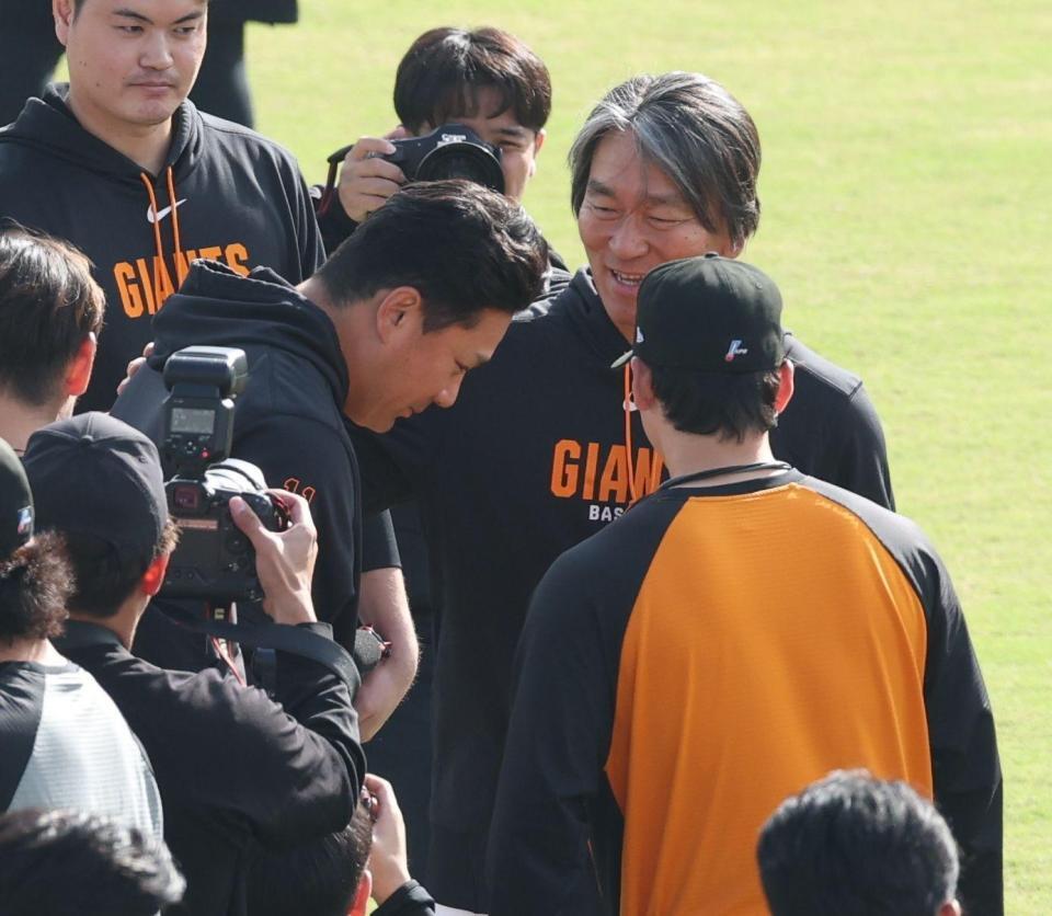 田中将に声を掛ける松井監督（撮影・金田祐二）