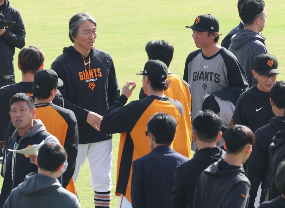 坂本らに声をかける松井監督（撮影・金田祐二）