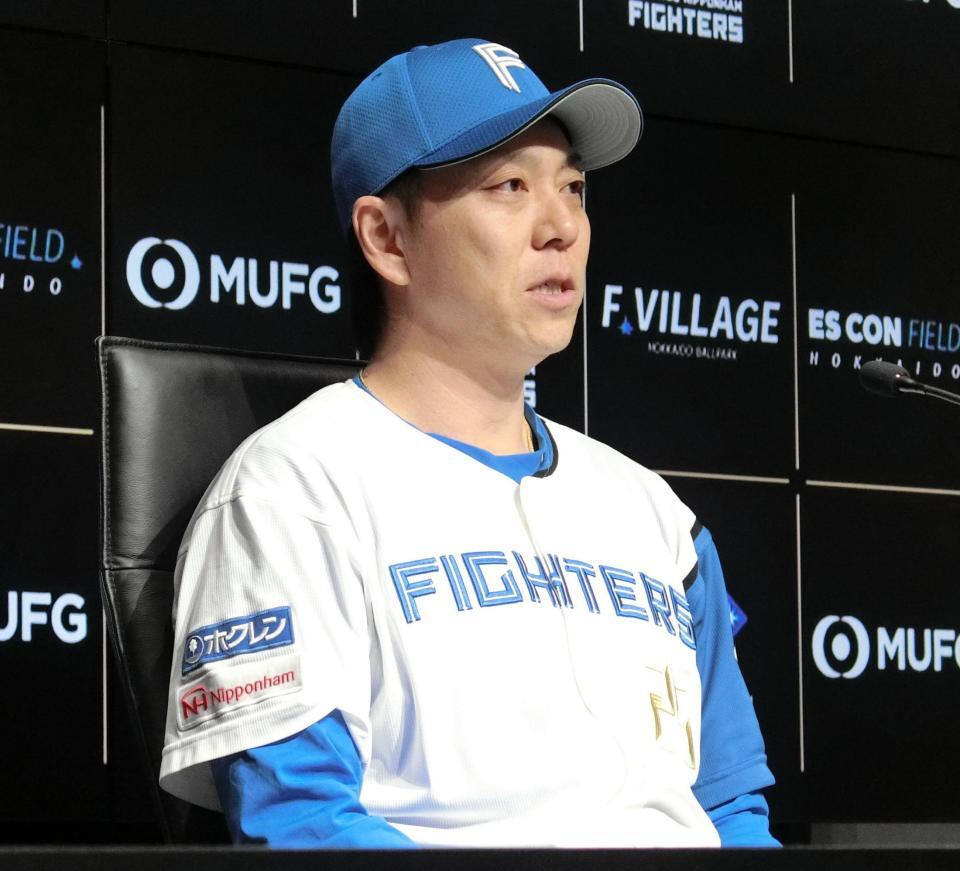 会見で決意を述べる宮西投手兼任コーチ