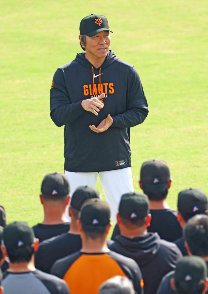 選手やスタッフらに話す松井監督