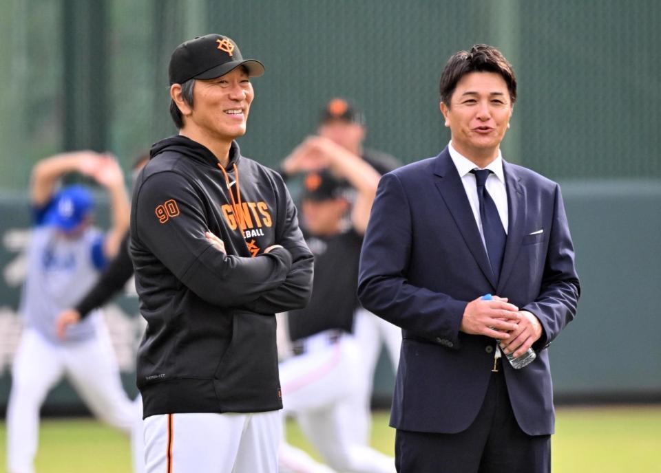 笑顔で練習を見る松井監督（左）と高橋ヘッドコーチ