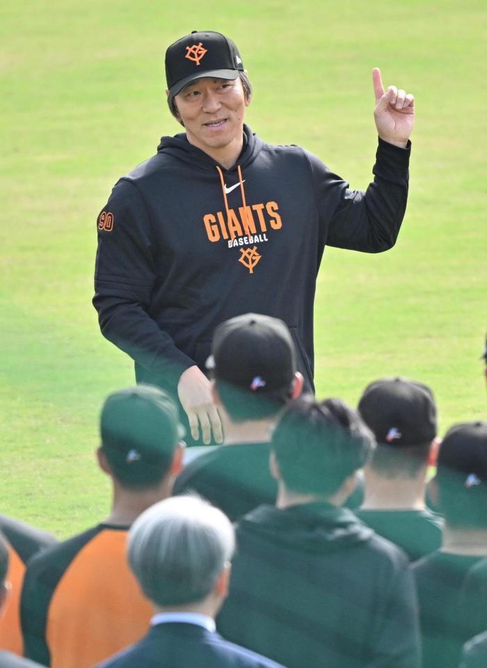 選手やスタッフらに話す松井監督