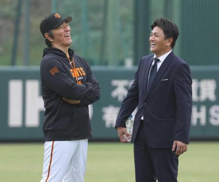 　高橋コーチ（右）と談笑する松井監督（撮影・金田祐二）