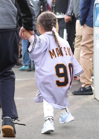 　手作りのユニホームを着た子どもファン（撮影・西岡正）
