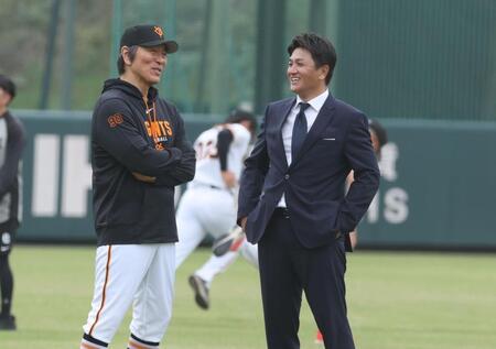 高橋ヘッドコーチと談笑する松井監督（撮影・金田祐二）