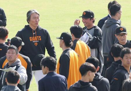 　坂本らと笑顔で話す松井監督