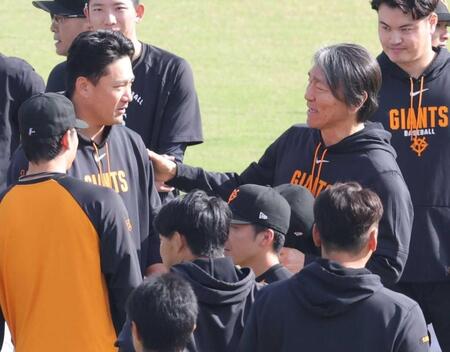 　田中将（左）に声をかける松井監督