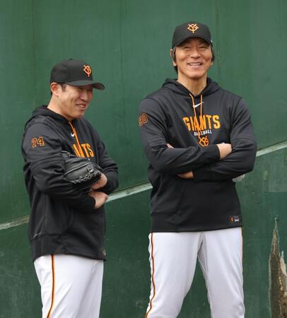 村田善コーチ（左）とブルペンで話す松井監督（撮影・西岡正）