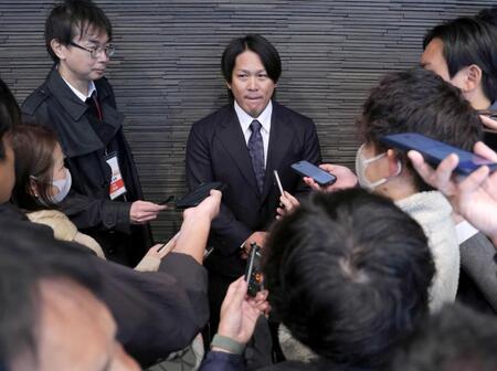 　取材に応じる甲斐（中央）＝撮影・西岡正