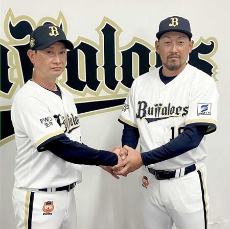 　岸田監督（左）と握手する平野２軍監督（撮影・岩崎正範）
