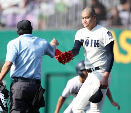 ２回、明石商・米田大希にこの日初安打を浴び、満塁のピンチを迎えた大阪桐蔭・川本晴大（右）は審判からボールを受け取る（撮影・中田匡峻）
